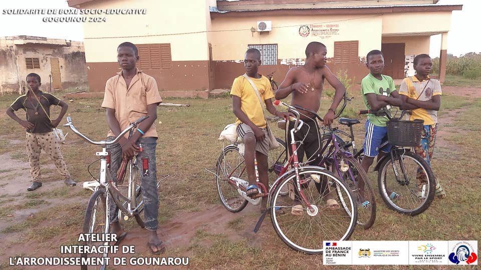 Activités interactives menées sur l'esplanade du bureau d'arrondissement de Gounarou